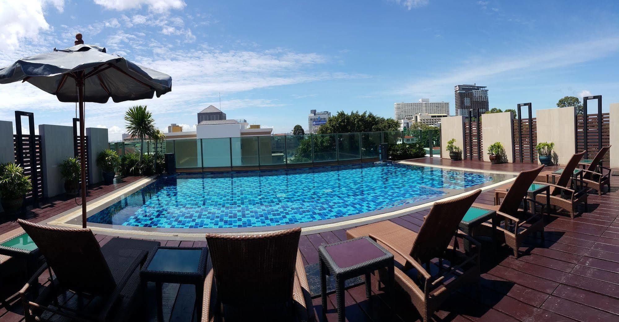 April Suites Pattaya Extérieur photo